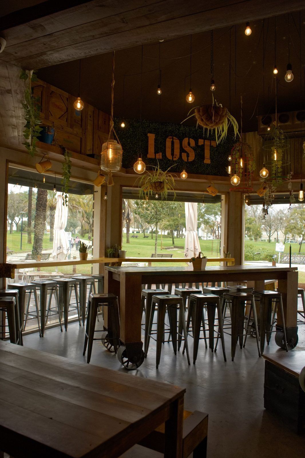 Sala interior do LOST com lâmpadas suspensas